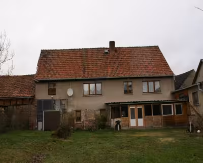 Wohnhaus mit Torfahrt und Stallung in Johannisplatz  2, 99707 Kyffhäuserland , Steinthaleben - Bild 2
