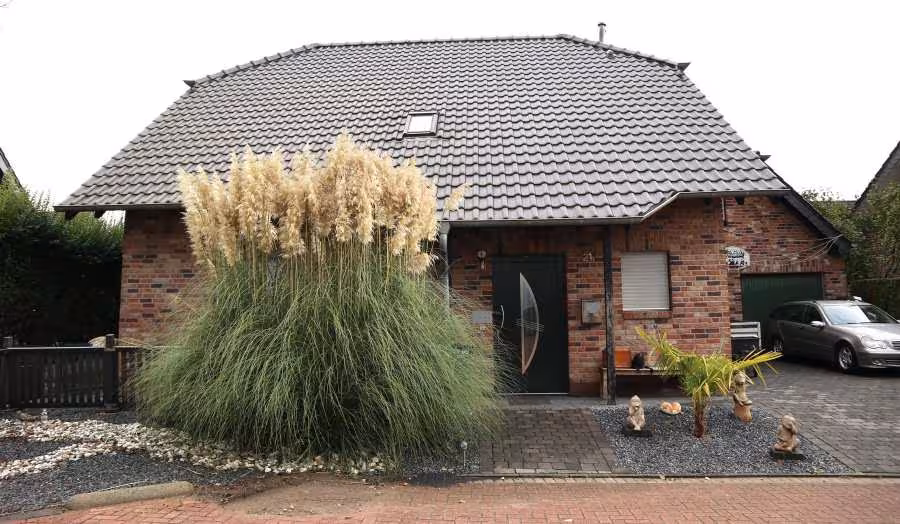 Garage, Einfamilienhaus, freistehendes Einfamilienhaus, eingeschossig mit ausgebautem Dachgeschoss, nicht unterkellert, eingeschossige Doppelgarage mit Dachgeschoss in Bedburg-Hau - Bild 1