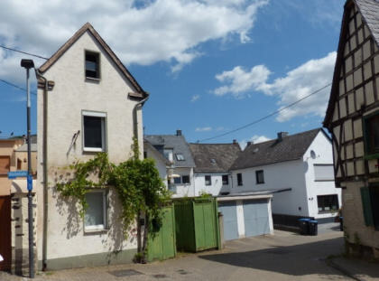 mit einem Zweifamilienhaus bebautes Grundstück sowie die mit einem ehemaligen Wohnhaus und einsturzgefährdeten Scheunenbauten bebauten Grundstücke in Kobern-Gondorf - Bild 2