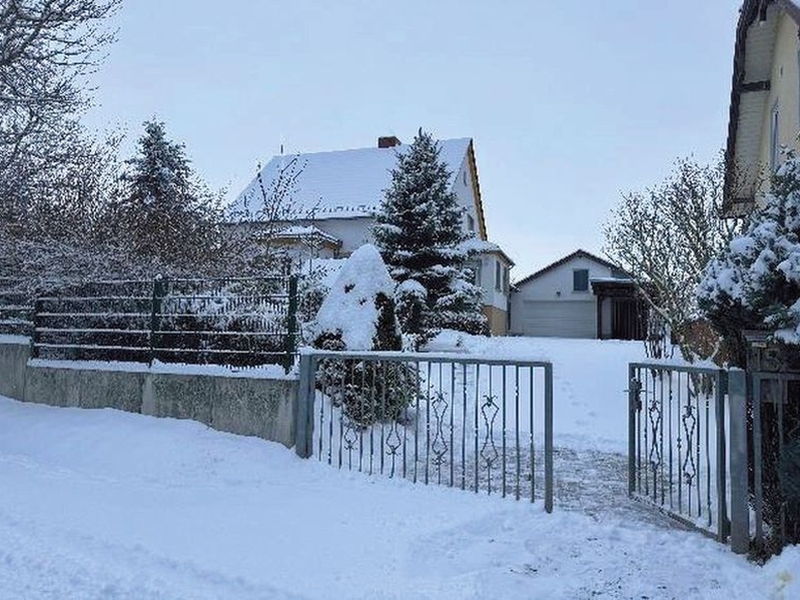 Einfamilienhaus mit Nebengelass und zweigeschossiger Garage in Nessetal - Bild 1
