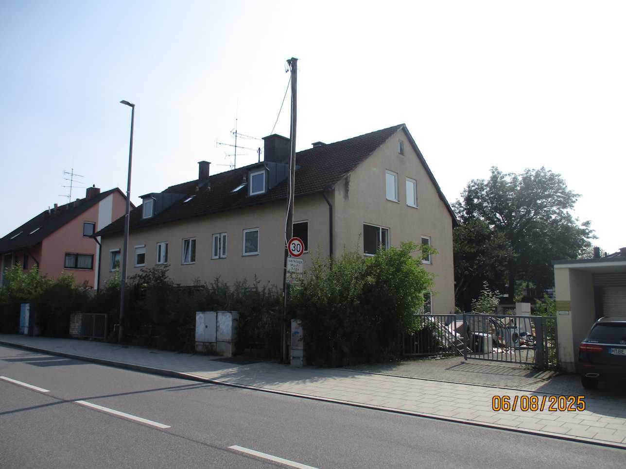 Mehrfamilienhaus mit ausgebautem DG mit 6 Wohneinheiten und 7 Reihengaragen in München - Bild 1