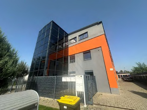 Einfamilienhaus, unbebaute Fläche, Werkstatthalle und Betriebswohnung in Form eines Einfamilienhauses in Roßtal - Bild 1