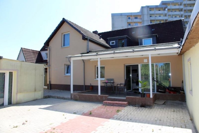 Einfamiliendoppelhaushälfte mit Laden, Garage und Nebengebäuden in Lübeck - Bild 2