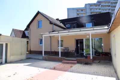 Einfamiliendoppelhaushälfte mit Laden, Garage und Nebengebäuden in Hudekamp 8, 23558 Lübeck - Moisling - Bild 2