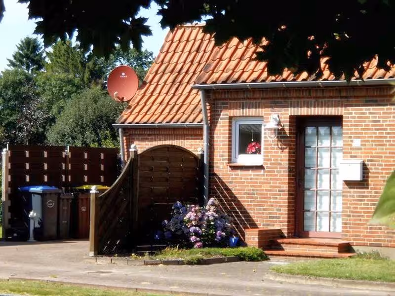 Einfamilienhaus mit Anbau und Doppelgarage in Lütjenwestedt - Bild 2