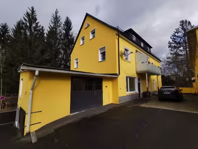 Zweifamilienwohnhaus mit Doppelgarage und Nebengebäude in Thiersheimer Straße 19, 95659 Arzberg - Bild 1