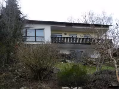 Eigentumswohnung (ab 5 Zimmer), Garage, Mehrfamilienhaus, 6-Zimmer-Wohnung im Untergeschoss und 5-Zimmer-Wohnung im Erdgeschoss; Mitnutzung der Doppelgarage im Gemeinschaftseigentum in Lerchensteige 4, 91448 Emskirchen - Bild 1