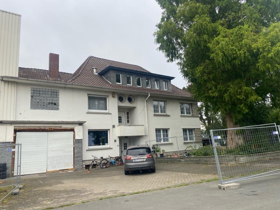 gewerblich genutztes Grundstück, wirtschaftliche Einheit bestehend aus leerstehender Produktionshalle und Wohngebäude (Betriebsleiterwohnung). in Lage - Bild 1