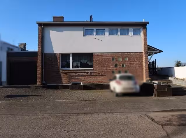 Garage, Einfamilienhaus, Es handelt sich um ein mit einem freistehenden Einfamilienhaus und Garage bebautes Grundstück mit Besonderheiten in Rödingen - Bild 1