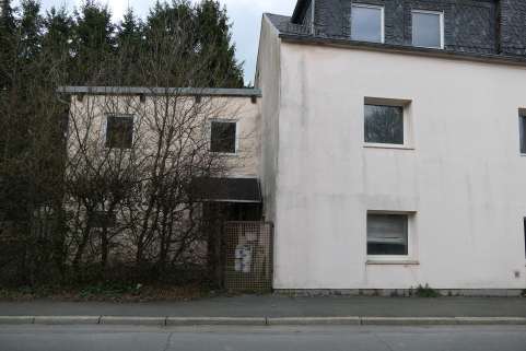 Grundstück mit Mehrfamilienwohnhaus, Wohnhausanbau und drei Fertiggaragen in Hof - Bild 3