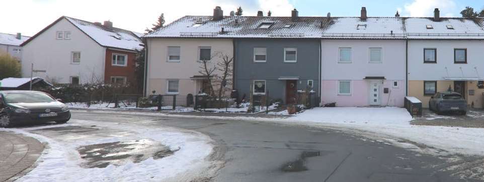 Reihenmittelhaus und Verkehrsfläche in Röthenbach an der Pegnitz - Bild 1