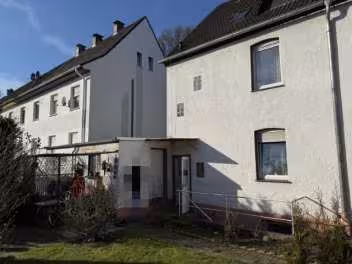 Mit einem Dreifamilienwohnhaus (in der Bauart einer Doppelhaushälfte) mit Garage bebautes Grundstück in Paderborn - Bild 2