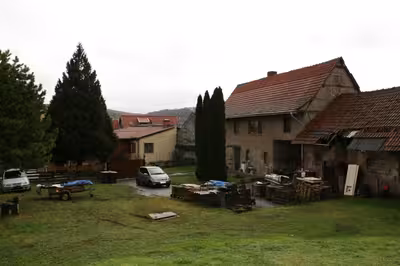 Wohnhaus mit Torfahrt und Stallung in Johannisplatz  2, 99707 Kyffhäuserland , Steinthaleben - Bild 1