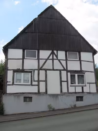 wahrscheinlich Zweifamilienwohnhaus und rückwärtige Nebengebäude in Am Backhaus 3, 33767 Höxter, Brenkhausen - Bild 2