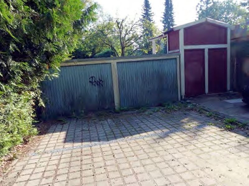 Wohnhaus mit 3 Wohneinheiten und Garagengebäude in Hamburg - Bild 2