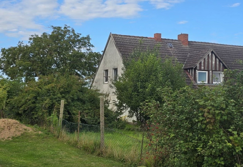 Einfamilienwohnhaus (ehem. Bauernhaus mit Stallteil und Heuboden) in Laage - Bild 1