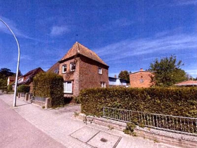 Einfamilienhaus (Doppelhaushälfte) mit Nebengebäuden und Garage in Oldenburg in Holstein - Bild 2