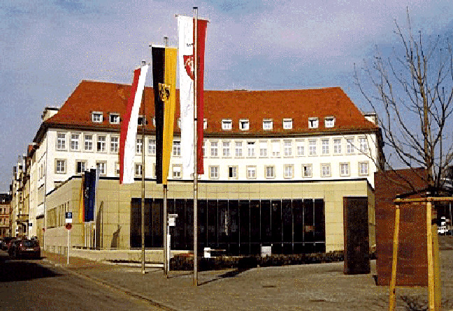 Reihenmittelgarage u. Wohngebäude in Zeil am Main - Bild 2