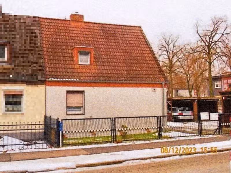 Einfamilienhaus mit mehreren Garagen und Carport in Fürstenwalde/Spree - Bild 1