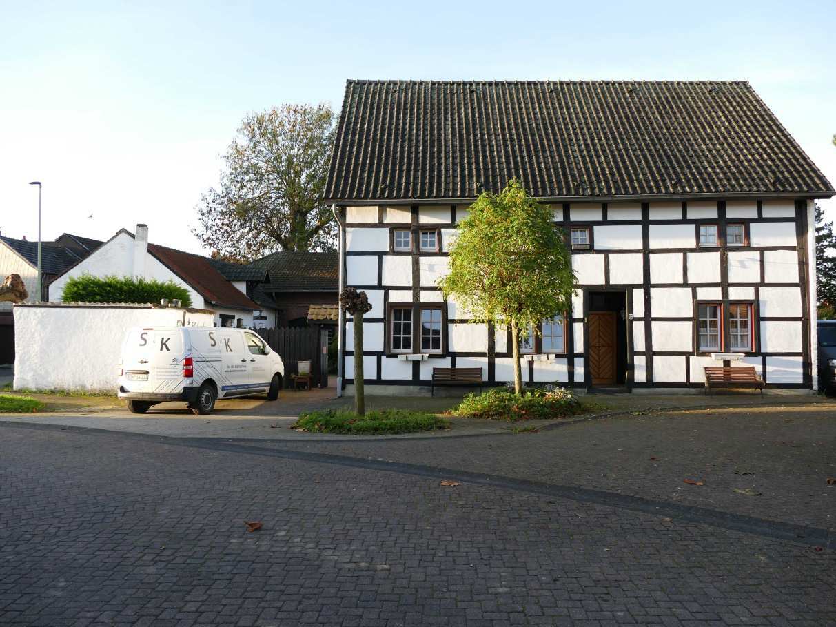 unbebautes Grundstück, Mehrfamilienhaus, Nebengebäude in Titz - Bild 1