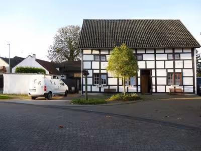 unbebautes Grundstück, Mehrfamilienhaus, Nebengebäude in Gartenstraße 1, 52445 Titz - Bild 1