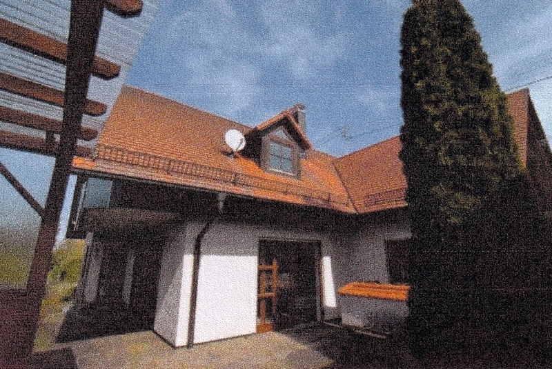 Wohnhaus mit Pkw-Garage und Lkw-Garage in Unterschneidheim - Bild 1