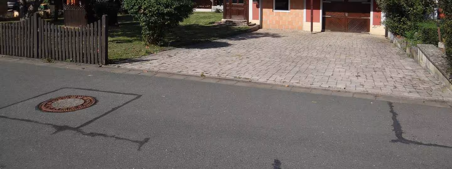 Garagengebäude mit eingebauter Wohnung in Hirschaid - Bild 1
