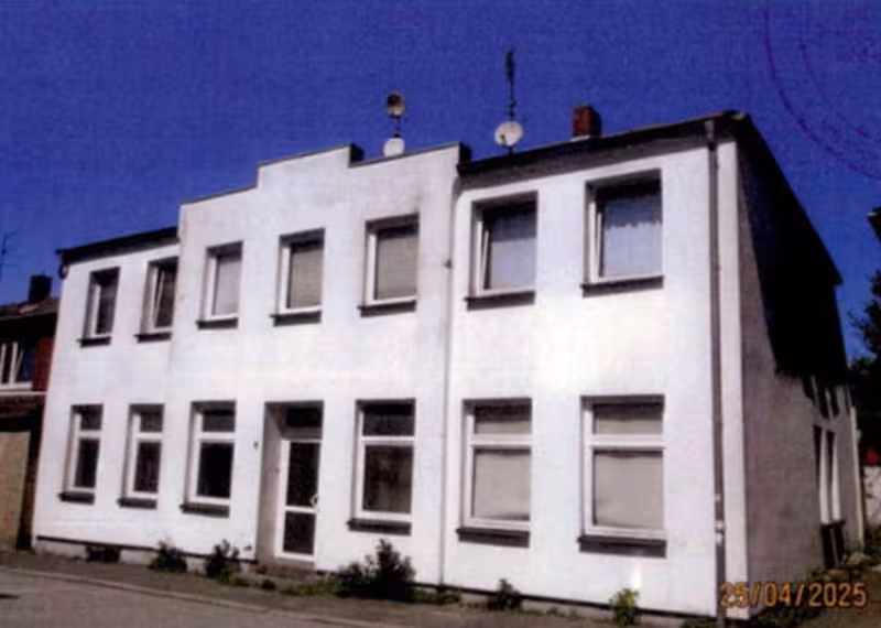 Zwei Mehrfamilienhäuser und Stallgebäude in in Ahrensburg - Bild 1