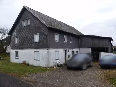 Wohnhaus mit Nebengebäuden in Weidenstraße 4, 53937 Schleiden - Bild 1