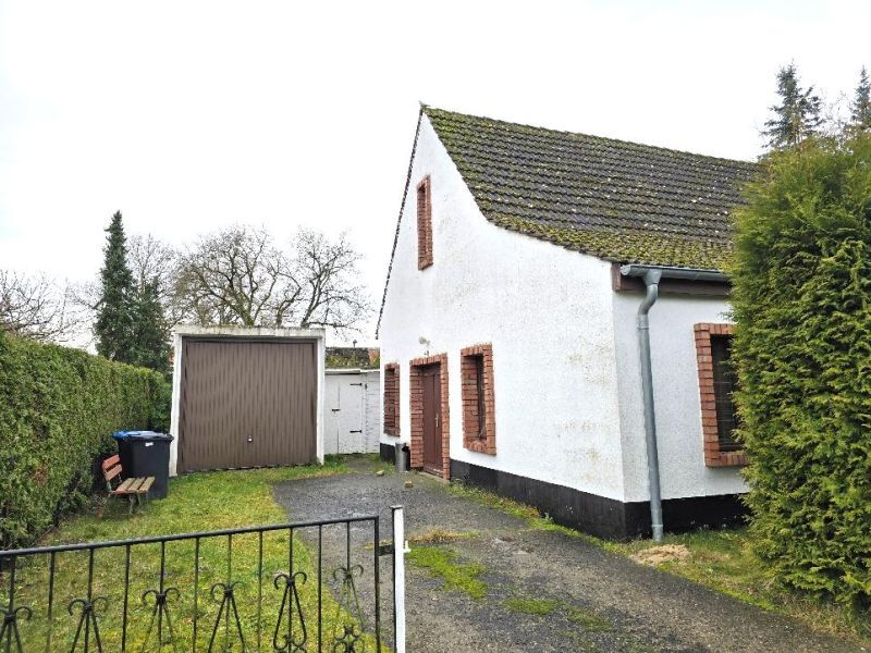 Trauerhalle mit Nebengebäuden in Lüssow - Bild 1