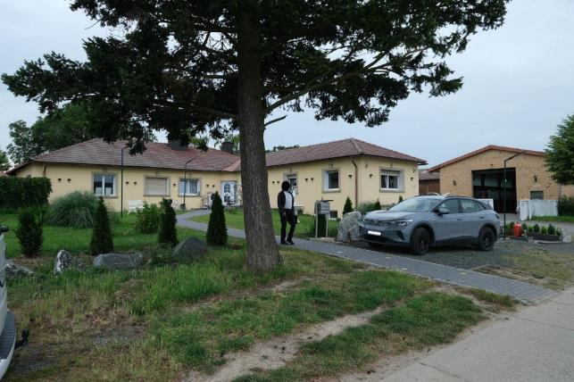 Erbbaurechtsgrundstück bebaut mit einem Reiterhof in Wallau - Bild 1