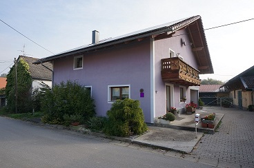 Gebäudeflächen mit Hofraum und Umgriffsflächen, Rangier- und Stellflächen, Grünland , Christbaumkultur, Laub-und Nadelwald in Hitzing - Bild 1
