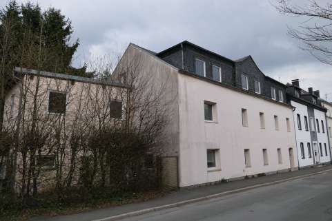 Grundstück mit Mehrfamilienwohnhaus, Wohnhausanbau und drei Fertiggaragen in Hof - Bild 4