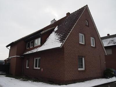 Garage, Einfamilienhaus, Das genehmigte  wird derzeit als Wohnhaus mit 3 Wohneinheiten genutzt - 2 weitere Nebenanlagen (Schuppen) in Lindenplatz 9, 48691 Vreden - Bild 2