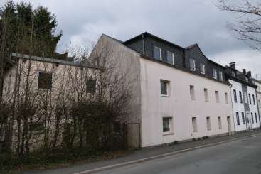 Grundstück mit Mehrfamilienwohnhaus, Wohnhausanbau und drei Fertiggaragen in Schulstraße 8, 95032 Hof, Krötenbruck - Bild 1