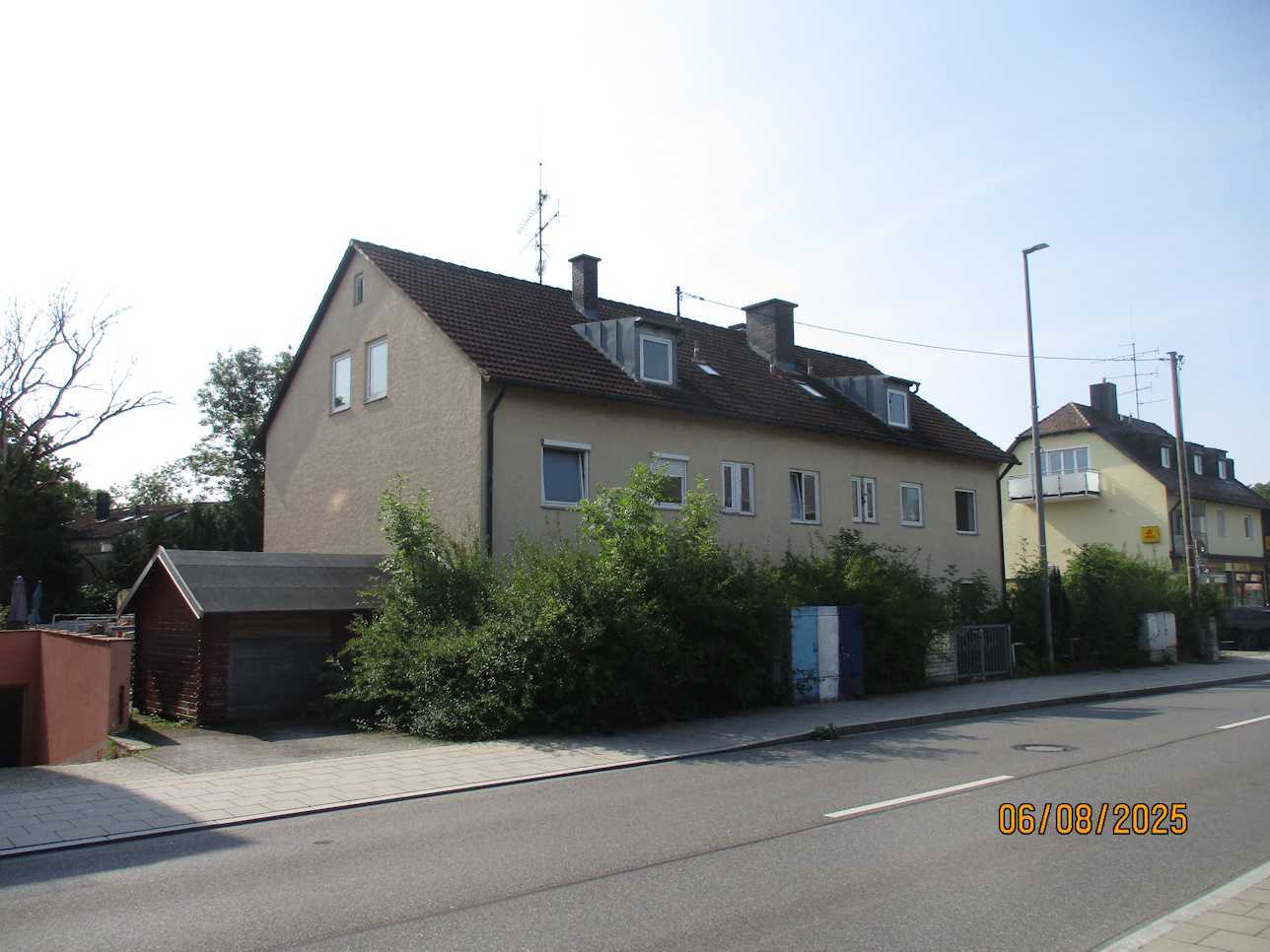 Mehrfamilienhaus mit ausgebautem DG mit 6 Wohneinheiten und 7 Reihengaragen in München - Bild 2