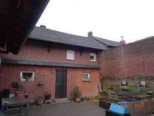 Einfamilienhaus einseitig angebaut, eine freistehende Garage, Kfz-Stellplatz vor und neben der Garage, Nebengebäude (Schuppen) in Wegberg - Bild 1