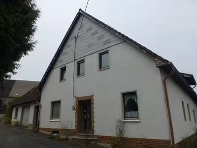 Altwohngebäude mit zwei Wohnungen und PKW-Garage in Tiefer Weg 5, 33181 Bad Wünnenberg, Bleiwäsche - Bild 1