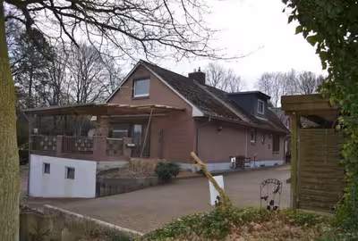 Wohnhaus/-anbau, Wirtschaftsgebäude mit Wohnungen und Hallenkomplex in Preetzer Straße 11, 24250 Löptin - Bild 1