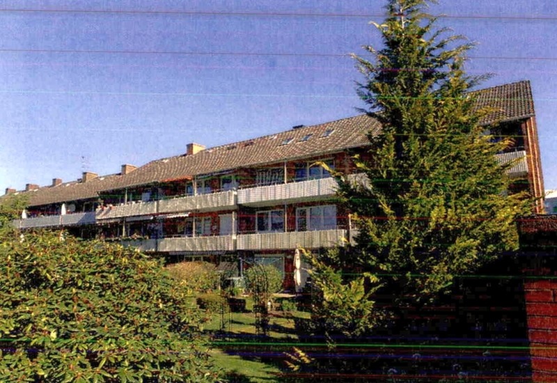 Mehrfamilienhaus mit Flachdachanbau und Garagen in Itzehoe - Bild 3