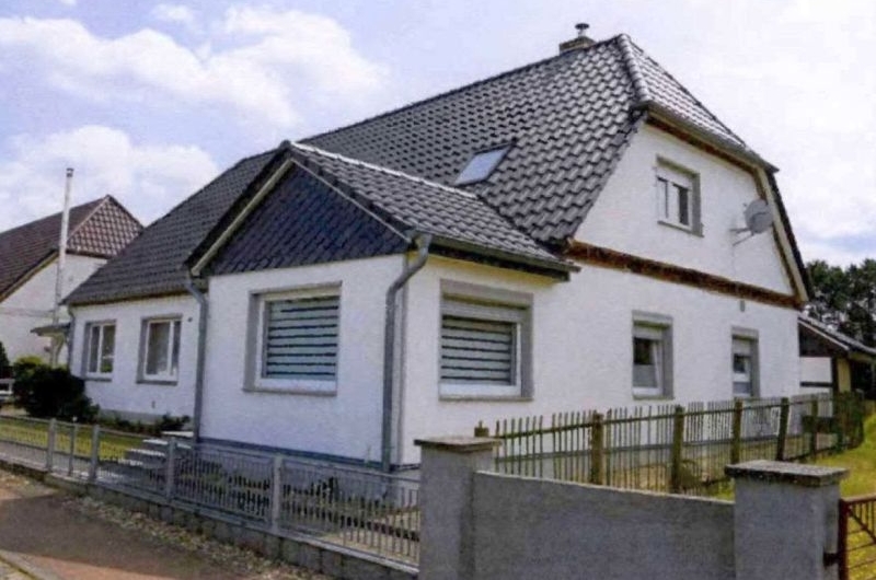 Zweifamilienhaus mit mehreren Nebengebäuden in Spornitz - Bild 1