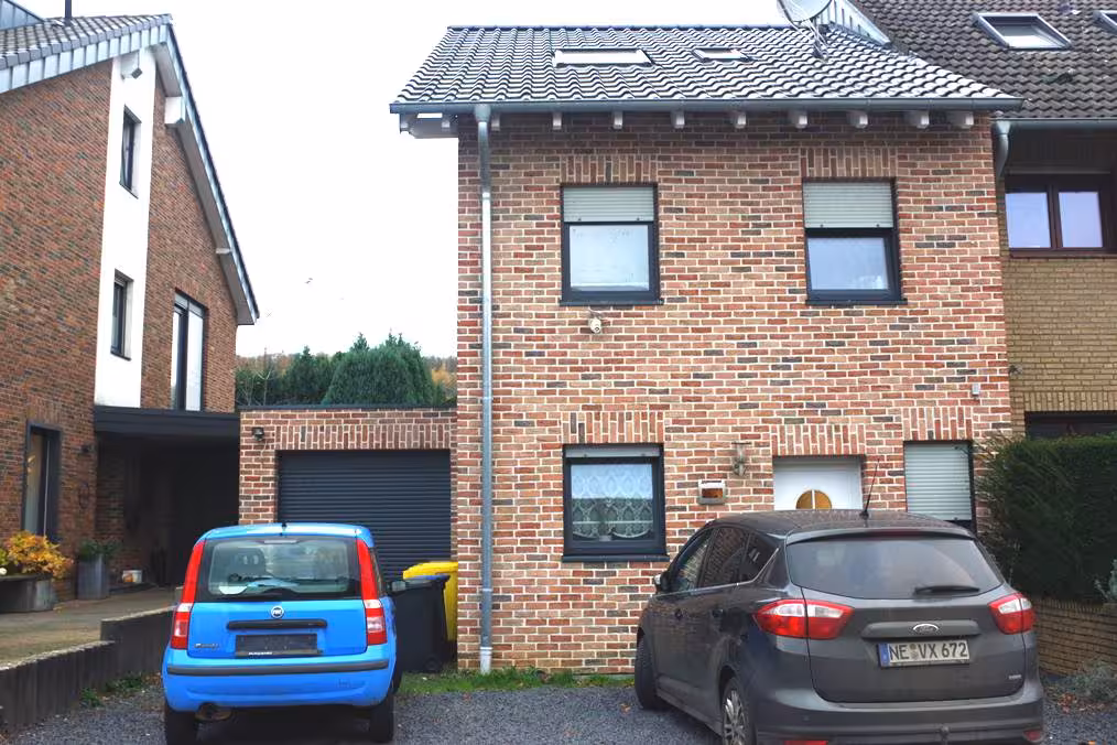 Garage, Einfamilienhaus, Zwangsversteigerungsverfahren zum Zwecke der Aufhebung der Gemeinschaft, 2015 errichtetes Reiehenendhaus sowie Einzelgarage in Grevenbroich - Bild 2