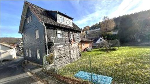 Grundstück, bebaut mit einem Wohnhaus mit Anbauten, Nebengebäude, Scheune und Garage in Schmitten im Taunus - Bild 1