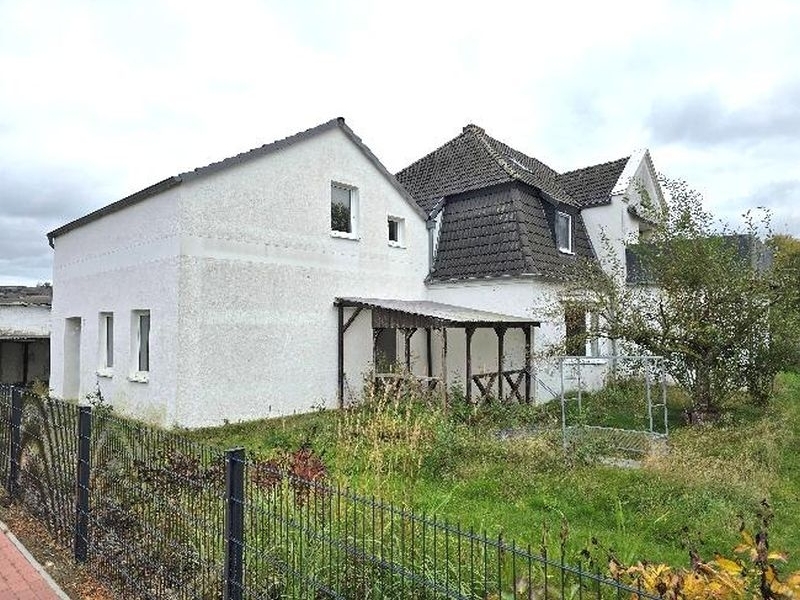 Mehrfamilienhaus mit Nebengebäuden in Laage - Bild 2