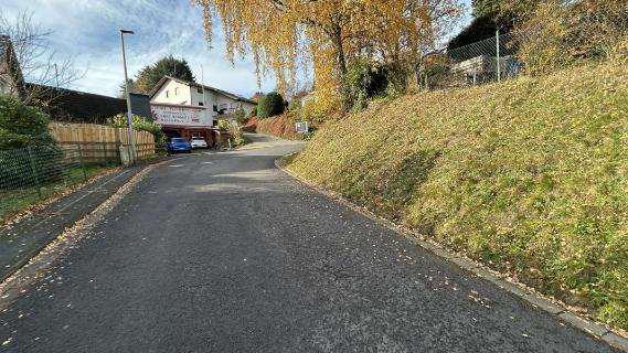 Grundstück, bebaut mit einem Wohnhaus mit Anbauten, Nebengebäude, Scheune und Garage in Schmitten im Taunus - Bild 2