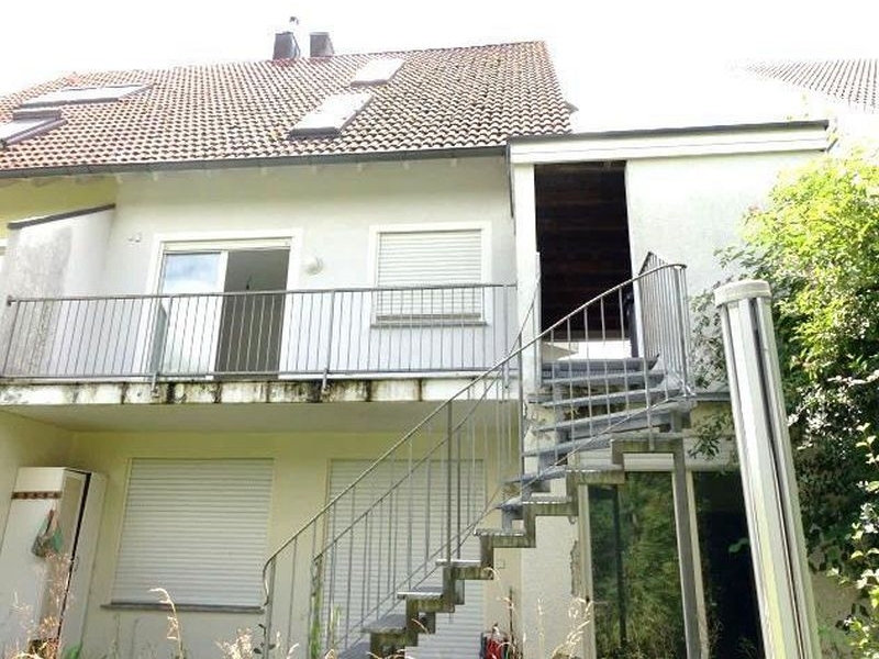 Wohnhaus/Doppelhaushälfte mit Carport in Leonberg - Bild 2