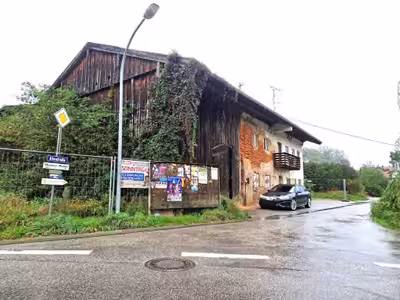 baufälliges Gebäudeensemble und Wiese in Almstraße 1,3, 82467 Isen, Burgrain - Bild 4