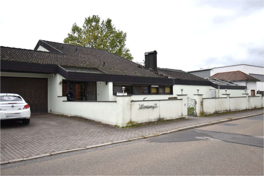 Garage, Einfamilienhaus mit Einliegerwohnung in Neumarkt in der Oberpfalz - Bild 1
