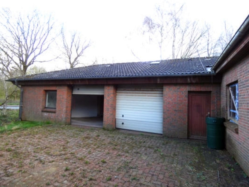 Einfamilienwohnhaus (erheblicher Brandschaden) nebst Doppelgarage in Weddingstedt - Bild 1