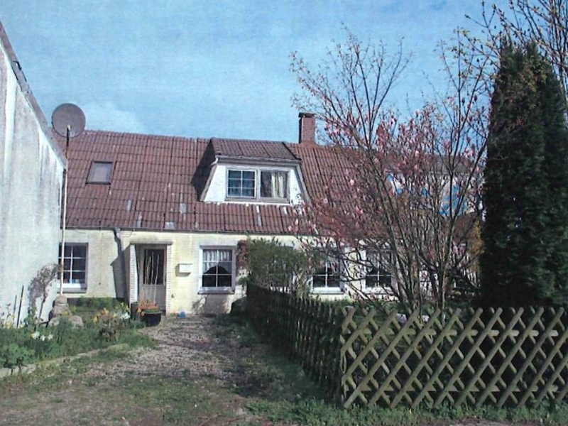 Zwei Mehrfamilienhäuser und mehrere Nebengebäude in Schleswig - Bild 3